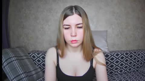 EllaNuar online show from December 9, 2024, 2:02 am