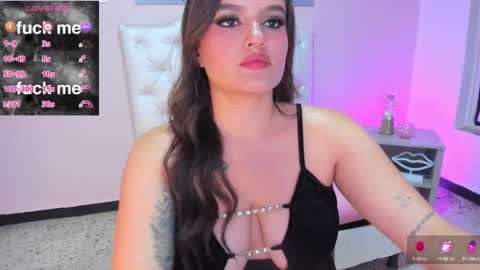 ellarosee_ online show from February 17, 2025, 11:31 pm