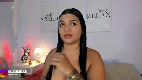 Snapshot of ellegisellee chatting on May 18, 2026, 2:40 am Yiss online show from May 18, 2026, 2:40 am