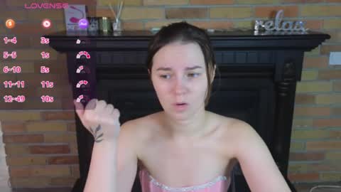 Snapshot of ellie_babyy chatting on July 26, 2026, 8:32 am Ellie online show from July 26, 2026, 8:32 am
