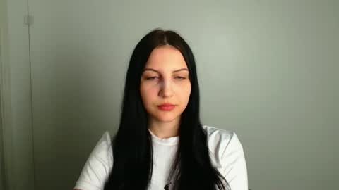 ellie_esmi online show from May 20, 2026, 12:11 pm