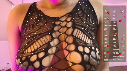 elliee_alves online show from April 22, 2026, 5:36 pm