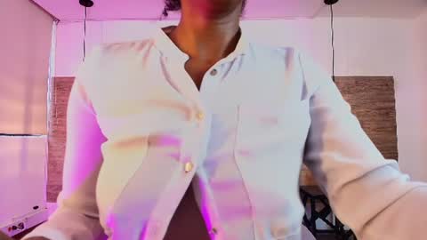 Snapshot of elliee_alves chatting on June 18, 2026, 5:17 pm elliee_alves online show from June 18, 2026, 5:17 pm