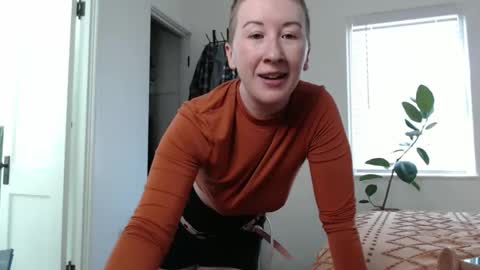 Ellie Rowyn online show from November 12, 2025, 8:52 pm