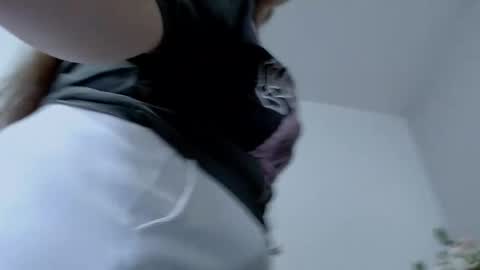 Snapshot of ellies_8 chatting on April 9, 2026, 7:03 am Ellie online show from April 9, 2026, 7:03 am