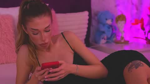 EllinaNuria online show from April 13, 2026, 3:56 am