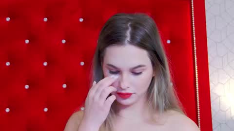 Elsa Jean online show from November 5, 2025, 3:06 am