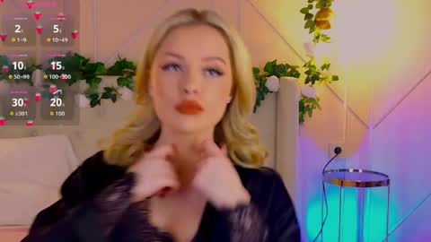 Snapshot of elly_linn chatting on April 23, 2026, 10:01 pm Elly Linn online show from April 23, 2026, 10:01 pm