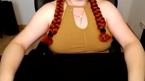 Snapshot of elly_petite chatting on June 18, 2026, 6:46 am Elly online show from June 18, 2026, 6:46 am