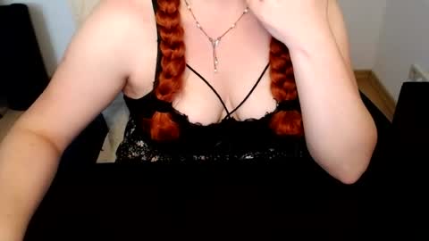 Snapshot of elly_petite chatting on July 1, 2026, 7:21 am Elly online show from July 1, 2026, 7:21 am