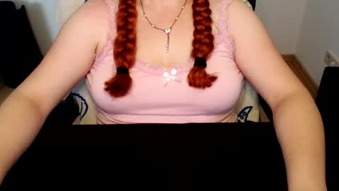 Snapshot of elly_petite chatting on July 15, 2026, 6:29 am Elly online show from July 15, 2026, 6:29 am