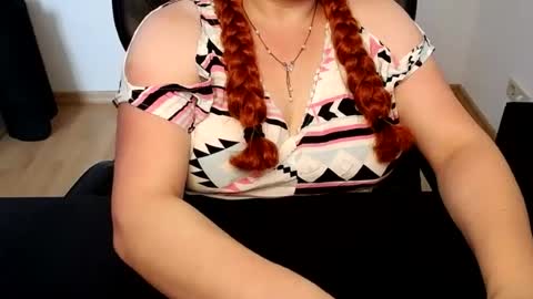 Snapshot of elly_petite chatting on July 20, 2026, 11:23 am Elly online show from July 20, 2026, 11:23 am
