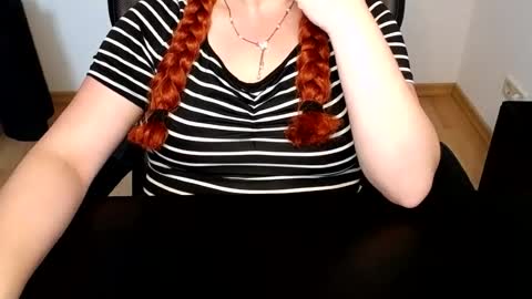 Snapshot of elly_petite chatting on July 22, 2026, 6:38 am Elly online show from July 22, 2026, 6:38 am
