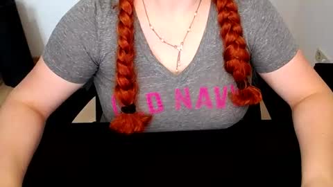 Snapshot of elly_petite chatting on July 23, 2026, 6:33 am Elly online show from July 23, 2026, 6:33 am