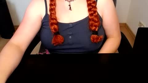 Snapshot of elly_petite chatting on July 26, 2026, 6:43 am Elly online show from July 26, 2026, 6:43 am