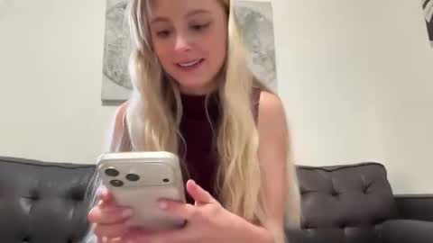 Snapshot of ellykeyofficial chatting on May 1, 2026, 11:09 pm ellykeyofficial online show from May 1, 2026, 11:09 pm