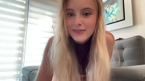 Snapshot of ellykeyofficial chatting on May 3, 2026, 8:04 pm ellykeyofficial online show from May 3, 2026, 8:04 pm