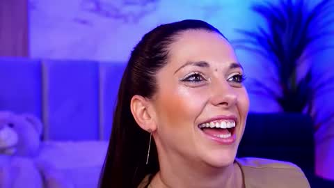 Elly online show from October 26, 2025, 8:04 pm