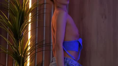 Elly online show from April 21, 2026, 2:51 am