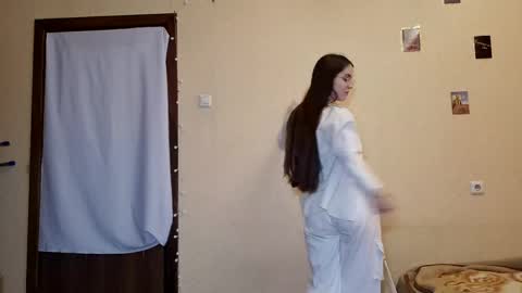 Kate online show from April 15, 2026, 2:35 pm