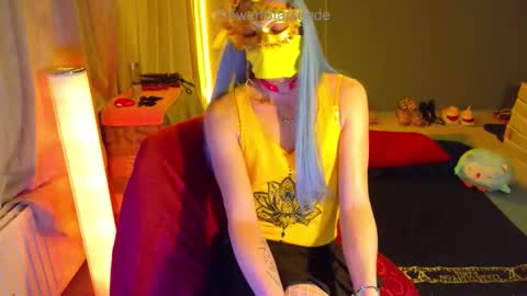 Snapshot of elowenstarshade chatting on April 17, 2026, 8:12 pm ElowenStarshade online show from April 17, 2026, 8:12 pm