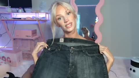 elsa_may online show from June 12, 2026, 12:31 am