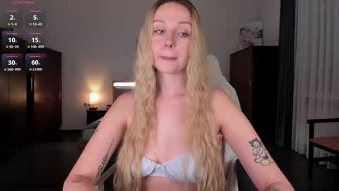 Emilie online show from October 4, 2025, 3:21 pm