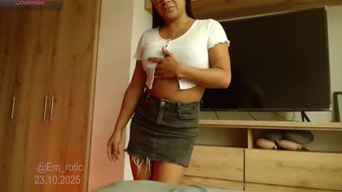 Emilia  online show from October 23, 2025, 8:51 pm