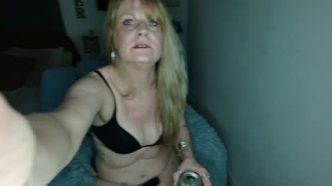 Snapshot of emberpheonixxx chatting on December 2, 2024, 2:09 am Ember Pheonixxx online show from December 2, 2024, 2:09 am
