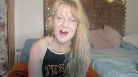Snapshot of emberpheonixxx chatting on October 19, 2025, 12:33 am Ember Pheonixxx online show from October 19, 2025, 12:33 am