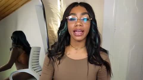 anyelii  online show from March 12, 2025, 4:46 pm