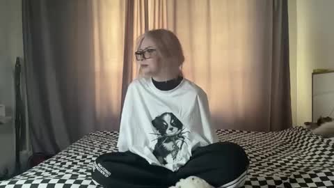 Snapshot of emelymclane chatting on May 26, 2026, 12:23 pm Elisabeth online show from May 26, 2026, 12:23 pm