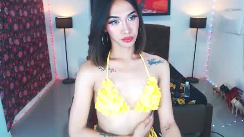 Snapshot of emerladmore chatting on July 10, 2026, 11:35 am emerladmore online show from July 10, 2026, 11:35 am