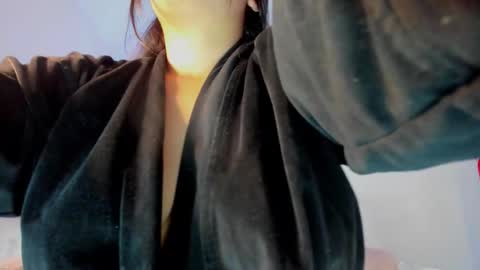 Emi online show from November 18, 2025, 6:23 pm