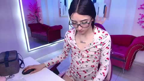 Snapshot of emiily_andrews chatting on May 23, 2026, 7:18 pm Emiily online show from May 23, 2026, 7:18 pm