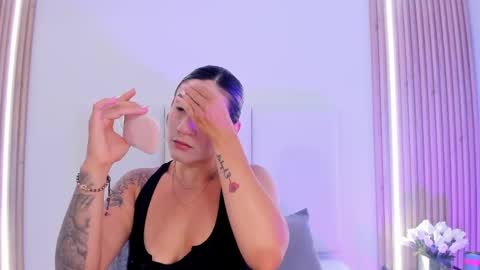 EMILY ROBERTS online show from April 18, 2026, 11:14 am