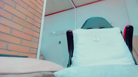 EmillySaenz online show from January 29, 2025, 6:39 pm