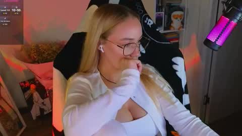 Emili online show from September 20, 2025, 6:42 pm