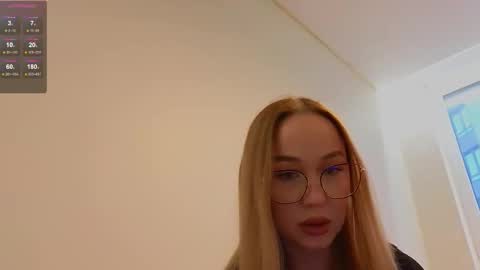 Emili online show from December 22, 2025, 12:24 pm