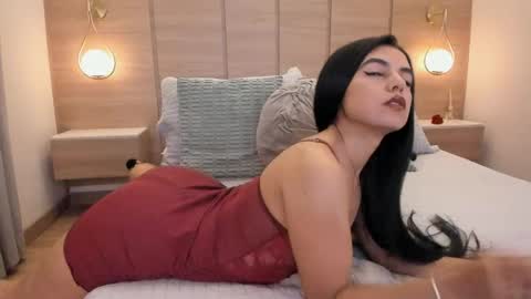 emilia_1040 online show from April 19, 2026, 1:32 pm