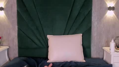 Emilie online show from April 1, 2026, 1:41 pm
