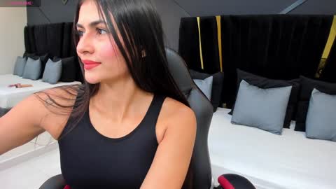 Snapshot of emiliee_xx chatting on December 6, 2024, 5:00 pm Emillie online show from December 6, 2024, 5:00 pm