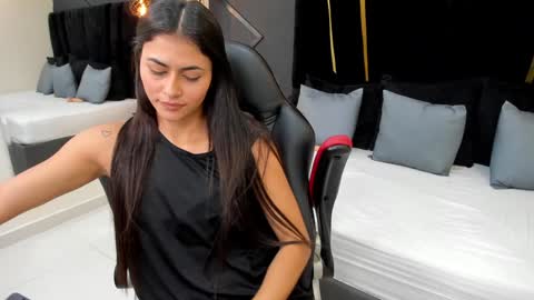 Snapshot of emiliee_xx chatting on December 10, 2024, 8:38 pm Emillie online show from December 10, 2024, 8:38 pm