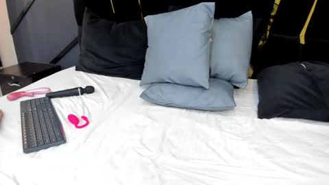 Snapshot of emiliee_xx chatting on December 11, 2024, 8:18 pm Emillie online show from December 11, 2024, 8:18 pm