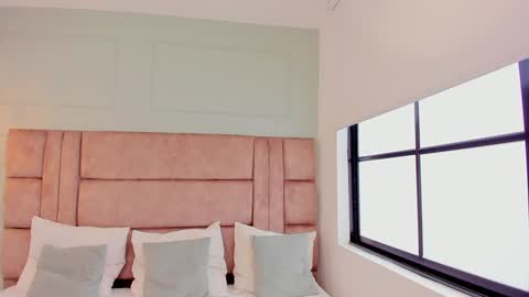 Snapshot of emiliee_xx chatting on December 25, 2024, 12:15 pm Emillie online show from December 25, 2024, 12:15 pm