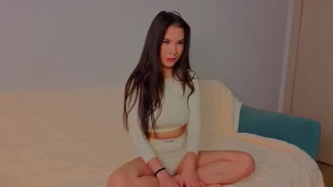 Emilia online show from November 21, 2025, 4:44 am