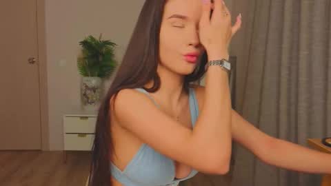 Emilia online show from December 5, 2025, 4:32 am