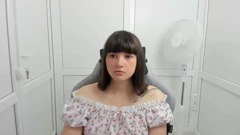 Snapshot of emilli_moon chatting on June 2, 2026, 6:15 am Emmi online show from June 2, 2026, 6:15 am