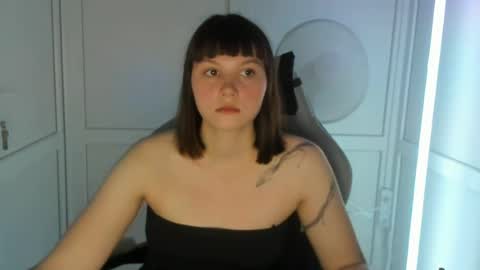 Snapshot of emilli_moon chatting on June 11, 2026, 5:55 pm Emmi online show from June 11, 2026, 5:55 pm