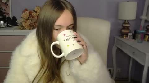 Emilly online show from November 18, 2025, 7:35 am